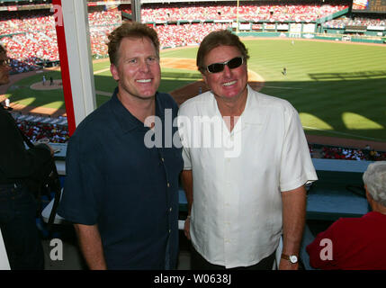 Ehemalige St. Louis Cardinals Krüge Joe McGrain (L) und Baseball Hall of Famer Steve Carlton posieren für ein Foto von einer Party Suite als die Cincinnati Reds nehmen auf die St. Louis Cardinals am Busch Stadium in St. Louis am 1. Oktober 2005. Über 100 ehemalige St. Louis Cardinals Spieler haben nach St. Louis zurück in das aktuelle, das Busch-stadium. Nur ein Spiel in der Nähe in der aktuellen Busch Stadium bleibt, bis das Team in das neue Busch Stadium nebenan bewegt. (UPI Foto/Rechnung Greenblatt) Stockfoto