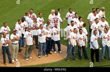 Aktuelle und frühere St. Louis Cardinals Krüge watch Feierlichkeiten der letzten Regular Season Spiel bei 5 Busch Stadium in St. Louis am 2. Oktober 2005. Über 100 ehemalige Spieler nahmen an einem Wochenende der Zeremonien für das Stadion, die ersetzt wird. (UPI Foto/Rechnung Greenblatt) Stockfoto