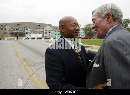 Der US-Wohnungsbau und Stadtentwicklung Generalsekretär Alphonso Jackson (L) wird von Senator Christopher 'Kit' Bond während ein bahnbrechendes und Ribbon Cutting in Nord St. Louis am 11. Oktober 2005 begrüßt. Jackson und andere Politiker waren an Hand Boden für eine neue Senior lebenden Service zu brechen und die Fortschritte der anderen Gebäude Projekte in einem Bereich, der mit freien Wohnungen und leeren Losen verunreinigt wurde. (UPI Foto/Rechnung Greenblatt) Stockfoto