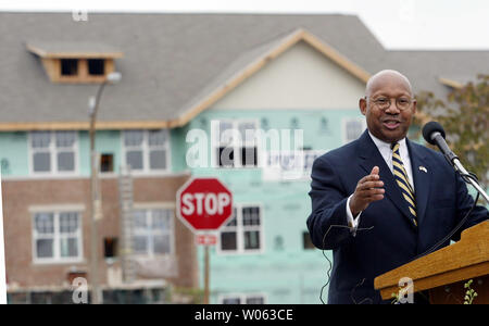 Der US-Wohnungsbau und Stadtentwicklung Generalsekretär Alphonso Jackson spricht während einer Zeremonie im Norden von St. Louis am 11. Oktober 2005. Jackson und andere Politiker waren an Hand Boden für eine neue Senior lebenden Service zu brechen und die Fortschritte der anderen Gebäude Projekte in einem Bereich, der mit freien Wohnungen und leeren Losen verunreinigt wurde. (UPI Foto/Rechnung Greenblatt) Stockfoto