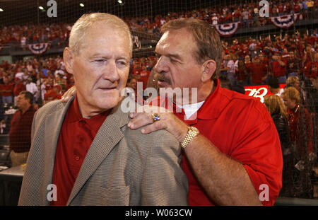 Ehemalige St. Louis Fußball Kardinäle und Mitglieder der Pro Football Hall of Fame, Jackie Smith (L) und Dan Dierdorf, sprechen vor dem Spiel eins der National League Championship Series zwischen den Houston Astros und die St. Louis Cardinals am Busch Stadium in St. Louis am 12. Oktober 2005. Mitglieder der alten Kardinäle Fußball Mannschaft waren vor Beginn des Spiel erkannt. (UPI Foto/Rechnung Greenblatt) Stockfoto