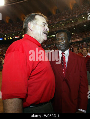Ehemalige St. Louis Fußball Kardinäle Dan Dierdorf (L) Gespräche mit ehemaligen St. Louis Baseball Kardinäle Lou Brock vor dem Start Spiel eins der National League Championship Series zwischen den Kardinälen und den Houston Astros am Busch Stadium in St. Louis am 12. Oktober 2005. (UPI Foto/Rechnung Greenblatt) Stockfoto
