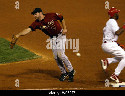 St. Louis Cardinals Reggie Sanders erreicht erste Base sicher wie Houston Astros erste Basisspieler Lance Berkman vermisst eine Breite für einen Fehler im vierten Inning in Spiel zwei der National League Championship Series in St. Louis am 13. Oktober 2005 zu werfen. (UPI Foto/Rechnung Greenblatt) Stockfoto