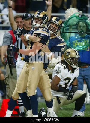 St. Louis Rams Quarterback Jamie Martin (R) Umarmungen wide receiver Kevin Curtis nach dem Scoring gehen voran Touchdown als New Orleans Saints Mike McKenzie sieht im vierten Quartal an der Edward Jones Dome in St. Louis am 23. Oktober 2005. St. Louis besiegt New Orleans, 28-17. (UPI Foto/Rechnung Greenblatt) Stockfoto