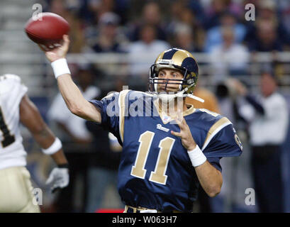 St. Louis Rams quarterback Jamie Martin übergibt den Fußball im zweiten Viertel gegen die New Orleans Saints an der Edward Jones Dome in St. Louis am 23. Oktober 2005. Martin übernahm für den verletzten Marc Bulger und besiegte New Orleans, 28-17. (UPI Foto/Rechnung Greenblatt) Stockfoto