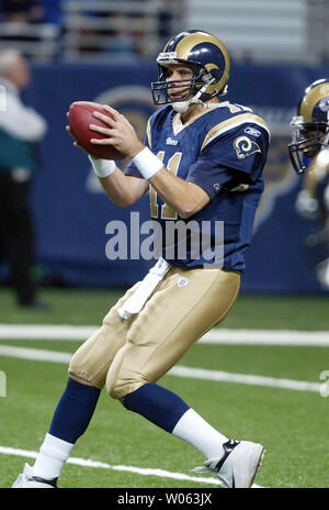 St. Louis Rams quarterback Jamie Martin nimmt ein Kinderspiel von der Schrotflinte im dritten Quartal gegen die Jacksonville Jaguars an der Edward Jones Dome in St. Louis am 30. Oktober 2005. Martin, der den Platz von Marc Bulger getroffen hat, warf für 200 Yards und zwei Touchdowns in der Rams 24-21 gewinnen. (UPI Foto/Rechnung Greenblatt) Stockfoto