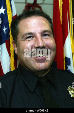 St. Louis Feuerwehrmann John Heranadez hat die Liberty Mutual nationalen Firemark Award für Heldentum in St. Louis am 31. Oktober 2005 vergeben. Hernandez Engine Company 32 auf die Städte Südseite, wird zum Speichern eines drei Jahre alten Jungen in einem Haus Brand im Oktober 2004 ausgezeichnet. Hernandez die Nominierung national konkurrierten mit 25 anderen lokalen Preisträger und wurde als Die nationalen Preisträger im vergangenen Monat ausgewählt. Die Auszeichnung, die offiziell am 4. November in der Walt Disney World in Florida gegeben werden, kommt auch mit einer $ 10 Tausend gewähren, die für die St. Louis Feuerwehr vergeben werden. (U Stockfoto