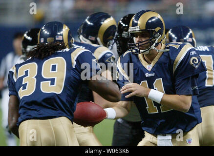 St. Louis Rams quarterback Jamie Martin (R) Hände der Fußball, laufen zurück Steven Jackson im vierten Quartal in einem Spiel gegen die Jacksonville Jaguars auf dem Edward Jones Dome in St.. Louis am 30. Oktober 2005. St. Louis gewann das Spiel, 24-21. (UPI Foto/Rechnung Greenblatt) Stockfoto