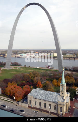 Die Herbstfarben sind Filter unter der Gateway Arch am Ufer des Mississippi in St. Louis am 7. November 2005. Forcasters voraussagen, dass Herbst Laub wird nicht so bunt wie in den vergangenen Jahren zu den mittleren Westen der USA die Dürre und die höheren Temperaturen im Sommer. (UPI Foto/Rechnung Greenblatt) Stockfoto