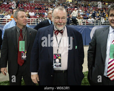 Arizona Cardinals Inhaber Bill Bidwell ist alles Lächeln wie die schließenden Minuten tick unten während der Arizona Cardinals - St. Louis Rams Spiel, an der Edwartd Jones Dome in St. Louis am 20. November 2005. Arizona gewann das Spiel, 38-28. (UPI Foto/Rechnung Greenblatt) Stockfoto