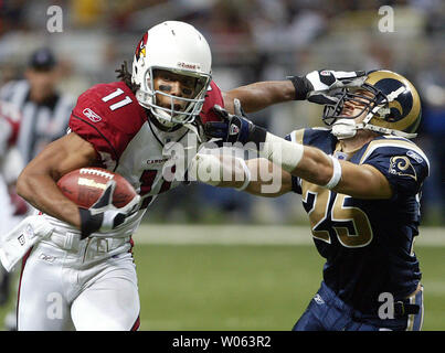 Arizona Cardinals Larry Fitzgerald (11) schiebt St. Louis Rams Mike Furrey weg während einem acht Yard gewinnen, Im vierten Quartal an der Edwartd Jones Dome in St. Louis am 20. November 2005. (UPI Foto/Rechnung Greenblatt) Stockfoto