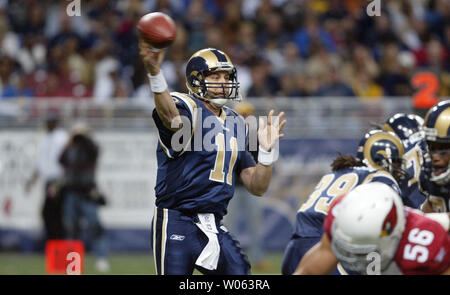 St. Louis Rams quarterback Jamie Martin wirft der Fußball im dritten Quartal gegen die Arizona Cardinals am Edwartd Jones Dome in St. Louis am 20. November 2005. Martin ersetzt Marc Bulger, der früh im Viertel verletzt wurde, Leiden eine gequetschte Schulter. (UPI Foto/Rechnung Greenblatt) Stockfoto