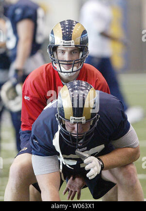 St. Louis Rams dritte Saite Quarterback Ryan Fitzpatrick steht über der Mitte Andy McCollum während der Praxis in Earth City, Mo am 30. November 2005. Fitzpartrick machte seine NFL Anfang letzten Sonntag gegen die Houston Texans in der Entlastung von Jamie Martin, der eine Kopfverletzung erlitten. Der Anfänger von Harvard führte die Ramas zu einem 33-27 Sieg Überstunden, Abschluss 19 von 30 Versuchen für 310 Yards und drei Touchdowns für eine 117,4 Passantbewertung. Die Leistung brachte ihm NFC-offensive Spieler der Woche Ehren. (UPI Foto/Rechnung Greenblatt) Stockfoto