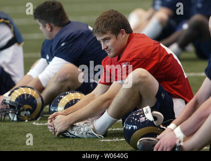 St. Louis Rams dritte Saite Quarterback Ryan Fitzpatrick erstreckt sich vor Praxis in Earth City, Mo am 30. November 2005. Fitzpartrick machte seine NFL Anfang letzten Sonntag gegen die Houston Texans in der Entlastung von Jamie Martin, der eine Kopfverletzung erlitten. Der Anfänger von Harvard führte die Ramas zu einem 33-27 Sieg Überstunden, Abschluss 19 von 30 Versuchen für 310 Yards und drei Touchdowns für eine 117,4 Passantbewertung. Die Leistung brachte ihm NFC-offensive Spieler der Woche Ehren. (UPI Foto/Rechnung Greenblatt) Stockfoto