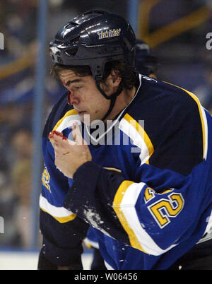 St. Louis Blues Jeff Hoggan wischt sich das Blut aus dem Gesicht, als er das Eis nach Hoch wird durch New York Rangers Tom Poti in der ersten Periode am Savvis Center klebt am 10. Dezember 2005 verlässt. (UPI Foto/Rechnung Greenblatt) Stockfoto