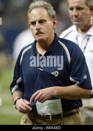 St. Louis Rams interimistischer Leiter Fußball Trainer Joe Vitt verlässt den Fußball-Feld nach einem 17-16 Verlust zu den Philadelphia Eagles an der Edward Jones Dome in St. Louis am 18. Dezember 2005. (UPI Foto/Rechnung Greenblatt) Stockfoto