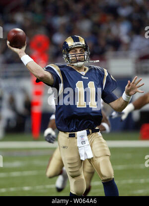 St. Louis Rams quarterback Jamie Martin wirft der Fußball im ersten Quartal gegen die San Francisco 49ers an der Edward Jones Dome in St. Louis am 24. Dezember 2005. Martin warf für 354 Yards und einen Touchdown in der 24-20 Verlust. (UPI Foto/Rechnung Greenblatt) Stockfoto