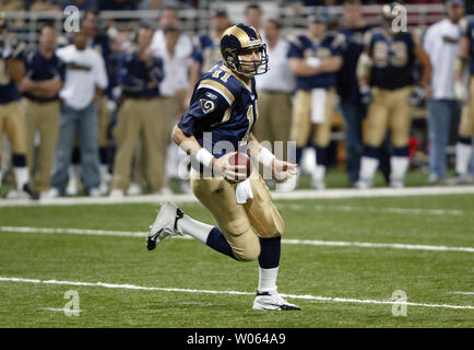 St. Louis Rams quarterback Jamie Martin kriecht aus der Tasche für neun - Yard gewinnen und die erste im zweiten Quartal gegen die San Francisco 49ers an der Edward Jones Dome in St. Louis am 24. Dezember 2005 läuft. San Francisco gewann das Spiel, 24-20. (UPI Foto/Rechnung Greenblatt) Stockfoto