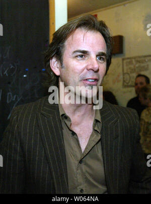 Jonathan Cain, formal der Rock Band Reise, Gespräche backstage nach seiner Leistung zu einem Animal Rescue Foundation fundraiser im Fox Theater in St. Louis 15. Januar 2006. St. Louis Cardinals Manager Tony LaRussa, ein Freund von Kains, ist Mitbegründer und Vorsitzender des Tierheims in Walnut Creek, CA. (UPI Foto/Rechnung Greenblatt) Stockfoto