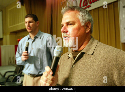 Ehemalige St. Louis Cardinals Krüge Al Hrabosky (R) und Alan Benes sprechen Sie mit Fans während des St. Kardinäle 10. jährlichen Winter Warm Up im Millennium Hotel St. Louis am 16. Januar 2006. (UPI Foto/Rechnung Greenblatt) Stockfoto