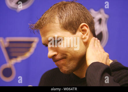 St. Louis Blues Zentrum Doug Gewicht sucht nach Wörtern, wie er zu den Reportern nach dem Lernen spricht er zu den Carolina Hurricanes gehandelt wurde, während einer Pressekonferenz in St. Louis, am 29. Januar 2006. Gewicht, ein Assistent, der Kapitän mit dem Blues, war ein Publikumsliebling und spielte vier Jahre in St. Louis. Diese Jahreszeit Gewicht 11 Ziele und 44 Punkte mit dem Team hatte. (UPI Foto/Rechnung Greenblatt) Stockfoto