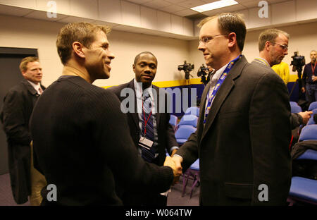 St. Louis Blues Zentrum Doug Gewicht Abschied von Derrick Gould und andere Reporter, nachdem er von den Carolina Hurricanes gehandelt wurde, während einer Pressekonferenz in St. Louis 30. Januar 2006. Gewicht, ein Assistent, der Kapitän mit dem Blues, war ein Publikumsliebling und spielte vier Jahre in St. Louis. Diese Jahreszeit Gewicht 11 Ziele und 44 Punkte mit dem Team hatte. (UPI Foto/Rechnung Greenblatt) Stockfoto