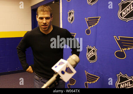 St. Louis Blues Zentrum Doug Gewicht betritt den Raum für eine Pressekonferenz nach dem Lernen, die er für die Carolina Hurricanes, die in St. Louis am 30 Januar, 2006 gehandelt wurde. Gewicht, ein Assistent, der Kapitän mit dem Blues, war ein Publikumsliebling und spielte vier Jahre in St. Louis. Diese Jahreszeit Gewicht 11 Ziele und 44 Punkte mit dem Team hatte. (UPI Foto/Rechnung Greenblatt) Stockfoto