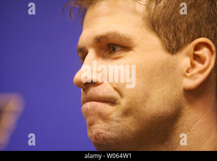 St. Louis Blues Zentrum Doug Gewicht sucht nach Wörtern, wie er zu den Reportern nach dem Lernen spricht er zu den Carolina Hurricanes gehandelt wurde, während einer Pressekonferenz in St. Louis 30. Januar 2006. Gewicht, ein Assistent, der Kapitän mit dem Blues, war ein Publikumsliebling und spielte vier Jahre in St. Louis. Diese Jahreszeit Gewicht 11 Ziele und 44 Punkte mit dem Team hatte. (UPI Foto/Rechnung Greenblatt) Stockfoto