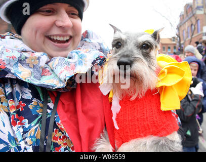 Jim Wilson gibt sein zwei Jahre alter terrier Dame einen Aufzug, wie sie im März in der barkus Pet Parade in der Gegend von St. Louis Soulard am 19. Februar 2006. Fast 10 tausend Haustiere und ihre Besitzer meist Hunde, braved tempaeratures in der Teens und in der jährlichen Parade marschiert wie die Mardi Gras Feiern beginnen. (UPI Foto/Rechnung Greenblatt) Stockfoto