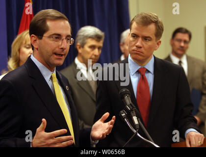 Von den Gesundheit Beamten umgeben, Missouri Gouverneur Matt Blunt (R) hört, wie US-Ministerium für Gesundheit und Soziales Stellvertretender Sekretär Alez Azar Adressen eine Frage während einer Pressekonferenz an einem Missouri Pandemieplanung Gipfel, an Saint Louis Univiersity in St. Louis am 23.Februar 2006. Beamte der Bundesregierung sind Touren durch die Vereinigten Staaten als die Regierung auf eine mögliche Grippepandemie vorbereitet. (UPI Foto/Rechnung Greenblatt) Stockfoto