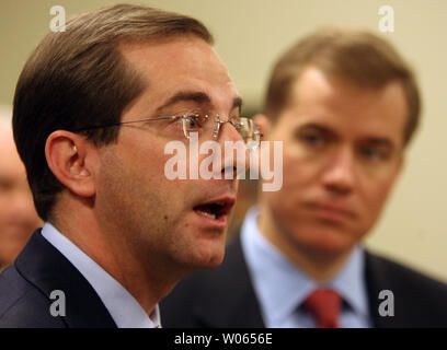 Missouri Gouverneur Matt Blunt (R) hört, wie US-Ministerium für Gesundheit und Soziales Stellvertretender Sekretär Alez Azar Antworten eine Frage während einer Missouri Pandemieplanung Gipfel, an Saint Louis Univiersity in St. Louis am 23.Februar 2006. Beamte der Bundesregierung sind Touren durch die Vereinigten Staaten als die Regierung auf eine mögliche Grippepandemie vorbereitet. (UPI Foto/Rechnung Greenblatt) Stockfoto