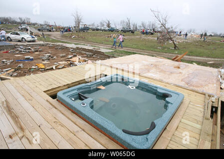 Der Whirlpool ist nur noch in der Wohnung von Joe und Margie Barnett am 12. März 2006, nach einem Tornado ihre's und einige andere Wohnungen im Perry County in der Nähe der kleinen Stadt St. Mary etwa 80 Meilen südlich von St. Louis am 11. März zerstört. Zwei Menschen wurden getötet, als ein Mann und eine Frau in einem Auto unterwegs waren und die starken Winde der Wagen geschoben 75 Yards von der Straße in ein propantanks. 17 Andere in der kleinen Gemeinschaft wurden verletzt. Mehrere Tornados in einem 30 Quadratkilometer Fläche, in den Gemeinschaften in Missouri und Illinois gelandet. (UPI Foto/Rechnung Greenblatt) Stockfoto