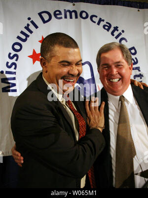 Us-Rep William 'Lacy' Ton (D-St. Louis) (L) umarmt Missouri Demokratische Partei Vorsitzender Roger Wilson während der jährlichen Jefferson-Jackson Demokratischen fundraising Dinner in St. Louis am 24. März 2006. Demokraten national kamen zusammen zu unterstützen staatliche Prüfer Claire McCaskill, die versuchen, US-Senator Jim Talent zu lösen. Das Rennen gilt als eines der tighest im Land. (UPI Foto/Rechnung Greenblatt) Stockfoto