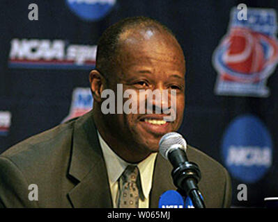 Die Universität von Missouri hat Mike Anderson von der Universität von Alabama - Birmingham stellte seinen neuen Hauptbasketballtrainer in Columbia, Mo am 26. März 2006 zu sein. Anderson, der an UAB für drei Jahre trainiert hat, ersetzen Sie Quinnn Snyder, der letzten Monat zurückgetreten. Anderson übernahm UAB zu drei Nachsaisonaussehen in ebenso vielen Jahren, einschließlich Rücken-an-Rücken NCAA Turnier Auftritte in 2004 und 2005. (UPI Foto/BG/UAB) Stockfoto