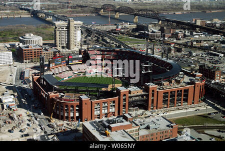 Das neue Busch Stadium ist fast 100 Prozent abgeschlossen in St. Louis am 31. März 2006. Das alte Stadion, war gerade auf der linken Seite nach unten und mit dem Land als Ballpark Village, eine Ansammlung von Geschäften, Restaurants und Wohnungen verwendet werden abgerissen wurde. Die St. Louis Cardinals ihr erstes Heimspiel in der neuen Anlage spielen am 10. April. (UPI Foto/Rechnung Greenblatt) Stockfoto