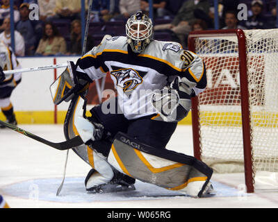 Nashville Predators Torwart Chris Mason wendet sich ein Schuß von den St. Louis Blues in der ersten Periode am Savvis Center in St. Louis am 6. April 2006. Mason shutout der Blues, 3-0 (UPI Foto/Rechnung Greenblatt) Stockfoto