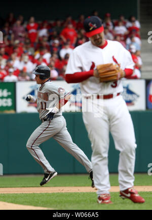 St. Louis Cardinals pitcher Jeff Suppan nicht ertragen können als Washington Nationals Ryan Zimmerman runden die Grundlagen, nachdem er einen solo homerun im zweiten Inning am Busch Stadium in St. Louis am 30. April 2006 zu sehen. (UPI Foto/Rechnung Greenblatt) Stockfoto