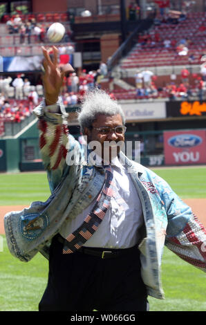 Kampf promoter Don King wirft Der erste Pitch vor der New York Mets-St. Louis Cardinals Spiel am Busch Stadium in St. Louis am 18. Mai 2006. King ist in St. Louis zu fördern Ein Juli 18, 2006 Kampf mit welterweight Fighter Cory Spinks. (UPI Foto/Rechnung Greenblatt) Stockfoto
