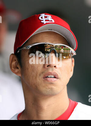 St. Louis Cardinals So Taguchi Uhren ein Spiel gegen die New York Mets aus dem dugout am Busch Stadium in St. Louis am 18. Mai 2006. (UPI Foto/Rechnung Greenblatt) Stockfoto