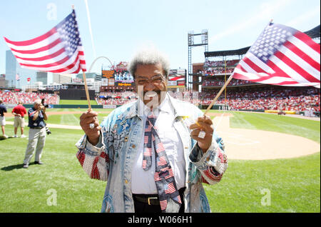 Kampf promoter Don King Wellen amerikanische Flaggen auf dem Feld vor der New York Mets-St. Louis Cardinals Spiel am Busch Stadium in St. Louis am 18. Mai 2006. King ist in St. Louis zu fördern Ein Juli 18, 2006 Kampf mit welterweight Fighter Cory Spinks. (UPI Foto/Rechnung Greenblatt) Stockfoto
