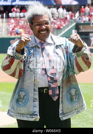 Kampf promoter Don King feiert eine erfolgreiche erste Pitch vor der New York Mets-St. Louis Cardinals Spiel am Busch Stadium in St. Louis am 18. Mai 2006. King ist in St. Louis zu fördern Ein Juli 18, 2006 Kampf mit welterweight Fighter Cory Spinks. (UPI Foto/Rechnung Greenblatt) Stockfoto