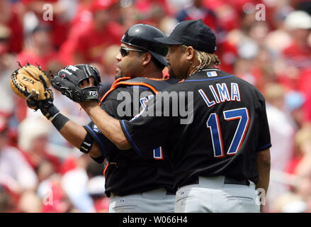 New York Mets Krug Jose Lima und Catcher Ramon Castro warten auf eine neue Baseball von Homeplate umpire Tim Welke im vierten Inning gegen die St. Louis Cardinals am Busch Stadium in St. Louis am 18. Mai 2006. (UPI Foto/Rechnung Greenblatt) Stockfoto