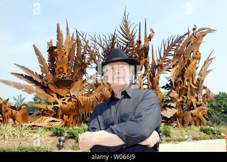 Bildhauer Albert Paley aus Rochester, NY, steht vor sein neuestes Werk "Tiere immer, "außerhalb der St. Louis Zoo in St. Louis am 24. Mai 2006. Die Skulptur ist der weltweit größte öffentliche zoo Skulptur von 100 Tonnen COR-TEN-Stahl, 60 Tieren und mehr als 1300 Teile mit einer bedrohten Spezies. (UPI Foto/Rechnung Greenblatt) Stockfoto