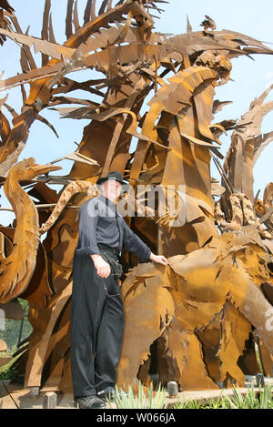 Bildhauer Albert Paley aus Rochester, NY, steht unter sein neuestes Werk "Tiere immer, "außerhalb der St. Louis Zoo in St. Louis am 24. Mai 2006. Die Skulptur ist der weltweit größte öffentliche zoo Skulptur von 100 Tonnen COR-TEN-Stahl, 60 Tieren und mehr als 1300 Teile mit einer bedrohten Spezies. (UPI Foto/Rechnung Greenblatt) Stockfoto