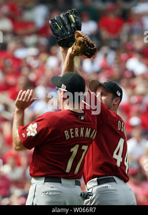 Houston Astros Krug Roy Oswalt (R) Beats erste Basisspieler Lance Berkman in ein Pop-up von St. Louis Cardinals Albert Pujols im ersten Inning am Busch Stadium in St. Louis am 29. Mai 2006. (UPI Foto/Rechnung Greenblatt) Stockfoto