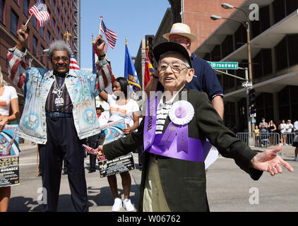 Promoter Don King Boxing (L) Wellen amerikanische Flaggen während Mickey Carroll, der ein munchkin im 1939 Klassiker "Der Zauberer von Oz gespielt", singt ein Lied vor Beginn der V.P. Parade in St. Louis am 1. Juli 2007. Carroll ist der Grand Marshall der Parade und ein St. Louis native. (UPI Foto/Rechnung Greenblatt) Stockfoto