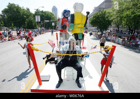 Promoter Don King Boxing Wellen amerikanische Fahnen, wie er reitet ein Float bei der V.P. Parade in St. Louis am 1. Juli 2007. King ist in St. Louis die neuesten Cory Spinks Kampf am 8. Juli zu fördern. (UPI Foto/Rechnung Greenblatt) Stockfoto