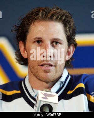 St. Louis Blues neu unterzeichnet Free Agent defenseman Jay McKee spricht mit Reportern auf einer Pressekonferenz in der Savvis Center in St. Louis am 6. Juli 2006. McKee kommt nach St. Louis von Buffalo, wo er 10 Saisons gespielt. (UPI Foto/Rechnung Greenblatt) Stockfoto