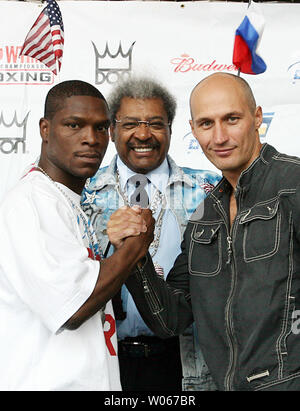 Boxen promoter Don King steht zwischen Kämpfer Cory Spinks (L) und Roman Karmazin aus Kuztniesk, Russland, am Savvis Center am 6. Juli 2006. Karmazin wird verteidigt seinen IBF junior Mittelgewicht Titel, wenn die beiden Kämpfen am 8. Juli. (UPI Foto/Rechnung Greenblatt) Stockfoto