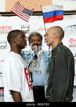 Boxen promoter Don King steht zwischen Kämpfer Cory Spinks (L) und Roman Karmazin aus Kuztniesk, Russland, am Savvis Center am 6. Juli 2006. Karmazin wird verteidigt seinen IBF junior Mittelgewicht Titel, wenn die beiden Kämpfen am 8. Juli. (UPI Foto/Rechnung Greenblatt) Stockfoto